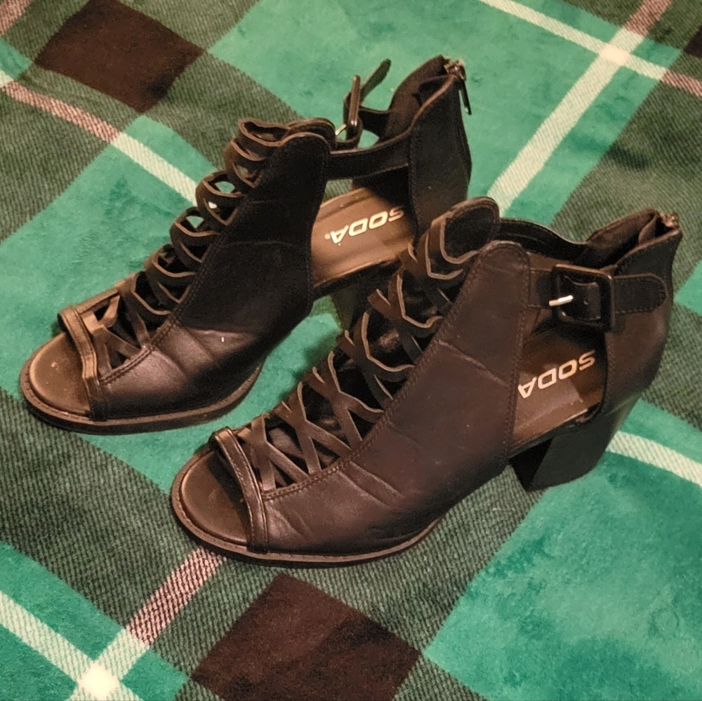 WOMENS SODA HEELS BLACK SIZE 10